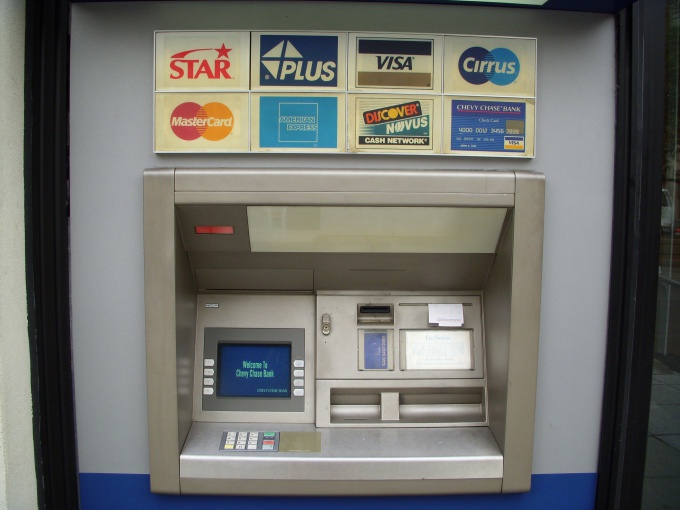 Один из способов оперативно проверить остаток денег на карте - банкомат